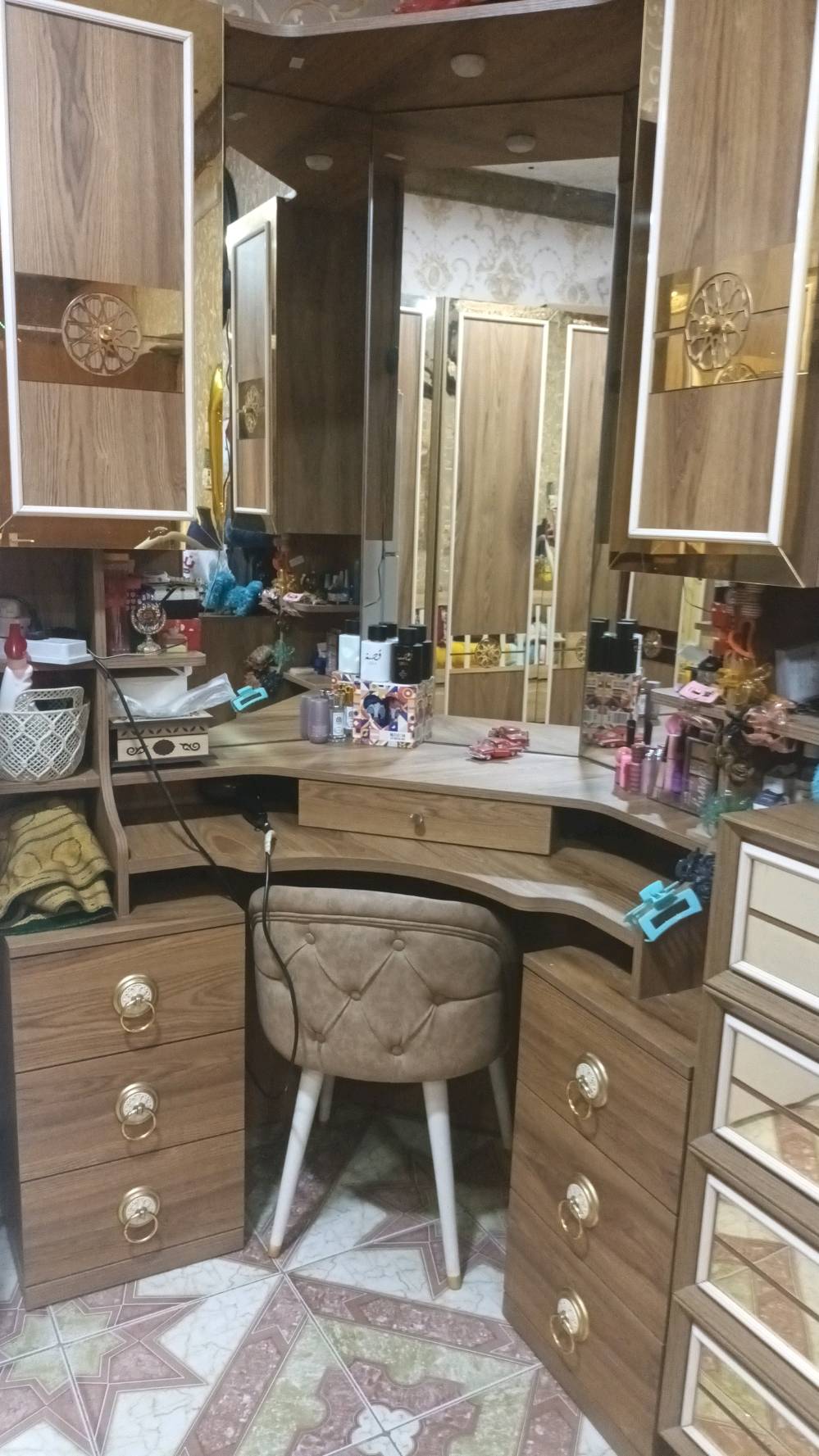 غرفه نوم تركيا مستعمله بس نظيفه سعر 700وبيها مجال الاستفسار ع رقم ***********بي واتس اب
شنو عدد القطع بالضبط وشنو الموديل/الماركة التركية إذا موجودة؟: 
5قطع 
وين موقعك بالضبط حتى المشتري يعرف شلون يجي يشوفها أو يستلمها؟: 
بغداد دوره ابو تشير 
