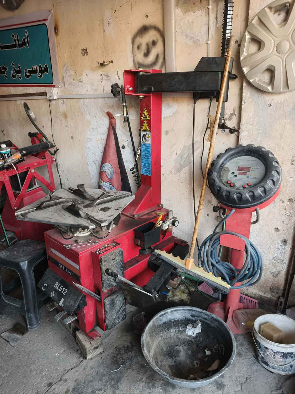 السلام عليكم
ادوات بنجر متكامل 
مثل ماموضح بالصوره 
    كبريسر 320لتر
بلنص 
        خالعه 
                 شلاخه
                           جكات 
                                    هوزنات 
علمأ جميع الادوات جدد وغير داخلات تصليح
العنوان الديوانيه الاستفسار ***********

