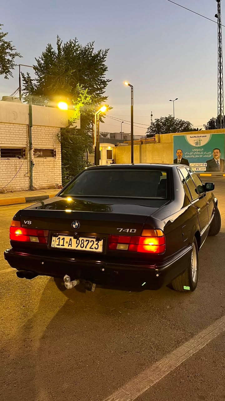 بي ام 740i موديل 1993 فول مواصفات للاخير شاشة وكامره وحساسات وبردات وانظمة قيادة تبريد ثلج اوتو كلشي شغال بيها رقم بغداد بأسمي سنوية وهزه جدد كاملة مكفولة من الضربة فقط صبغ كامل للسياره السيارة جاهزه على اخر حبايه وكلش نظيفة من القليلات بهيج نظافة بدون اي نقص ولا برغي جاهزة للاخير ومكفوله من كلشي مكانها بغداد الدولعي سعر79$ وبيها مجال انشالله 
*********** / *********** محمد
