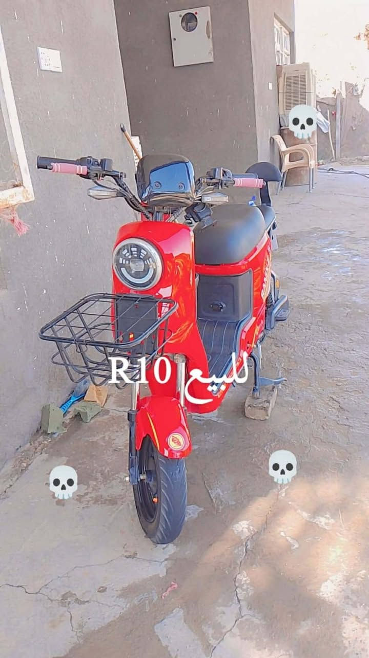 🔥 فرصة ممتازة للبيع  دراجات الشحن اقتصادية وعملية جداً للتنقل اليومي! 🔥
إذا كنت تبحث عن دراجة خفيفة، اقتصادية، وعملية فاليوم وفرنا لك خيارين مميزين بحالة جيدة جداً ونظافة واضحة:

​🔴 1. الدراجة الحمراء R9 (الأنيقة والقوية)

​اللون والتصميم: لون أحمر لامع وجذاب بتصميم عصري ملفت للنظر.

​الإضاءة: لايت أمامي LED دائري متطور بتصميم عدسة حديثة يوفر إضاءة قوية ورؤية واضحة جداً أثناء الليل.

​المرايا: مزودة بمرايا جانبية أصلية لضمان السلامة والأمان أثناء القيادة.

​السلة: سلة أماميّة معدنية واسعة ومتينة جداً، مثالية لحمل الأغراض والمسواك.

​الأمان والتحكم: شاشة عداد أمامية ممتازة، ونظام بريك متين لتوفير أعلى درجات التحكم.

​السعر: 500 ألف دينار (وبيها مجال قليل للشراي).

​🟢 2. الدراجة الزيتونية R10

 (الرياضية الخفيفة)

​اللون والتصميم: لون زيتوني مطفي (المات) أنيق جداً وعملي، يمنحك مظهر مريح ورائع.

​الإضاءة: لايت أمامي عدسة LED دائري إضاءة مركزة وقوية مع استهلاك منخفض للطاقة.

​التصميم والتحكم: مقود (ستيرن) رياضي مفتوح وسهل التحكم، خفيفة الوزن ومناسبة للتنقل السريع في الأزقة والازدحامات.

​السلة: سلة أماميّة كبيرة وقوية وعملية لقضاء الاحتياجات اليومية.

​السعر300 ألف دينار (وبيها مجال قليل للشراي).

فقط البطاريات منفوخة

✔️ خيار مثالي للمناطق القريبة والتسوق وسهولة الركن.

✔️ جاهزة للاستخدام المباشر بدون الحاجة لمصاريف إضافية.

​📌 المكان: [الحلة / محاويل]

📞 للتواصل والاستفسار: اتصال واتساب [***********]

💬
