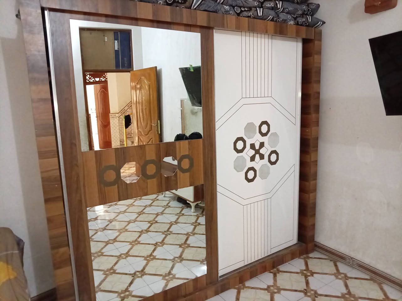 سلام عليكم غرفه تركي للبيع ستعمل قليل السعرمناسب جربايه + كنتوا سلايت + ميز تواليت  العنوان حله طهمازيه الشراي هذا رقمي بي واتساب ***********
