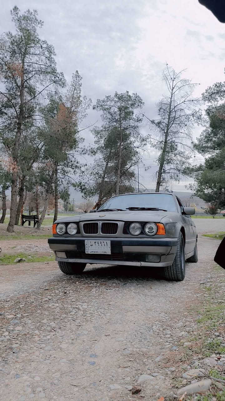 Bmw 525 مسكر عدله 
موديل 1991 وارد ياباني بدون حادث بيها مكانات خياس 
فتحه 
دبل جكمجه 
تخم تاير 
حداديه اماميه خلفيه بيدي مسويلها ادامه سياره حلوه مال جنيان 
غرفتها حلوه 
منضومه بانزين جديده من الفيتبم لل نوزلات بيها كزوز رياضي كيرها كهربائي  لاتاخير ولاتنقيص 
تبريد سويته بقه بس غاز وفريز 
عارضها 47 بيها مجال قليل 
عليها غرامه ٣٠٠ تنزل من السعر 
مكاني كربلاء ***********
