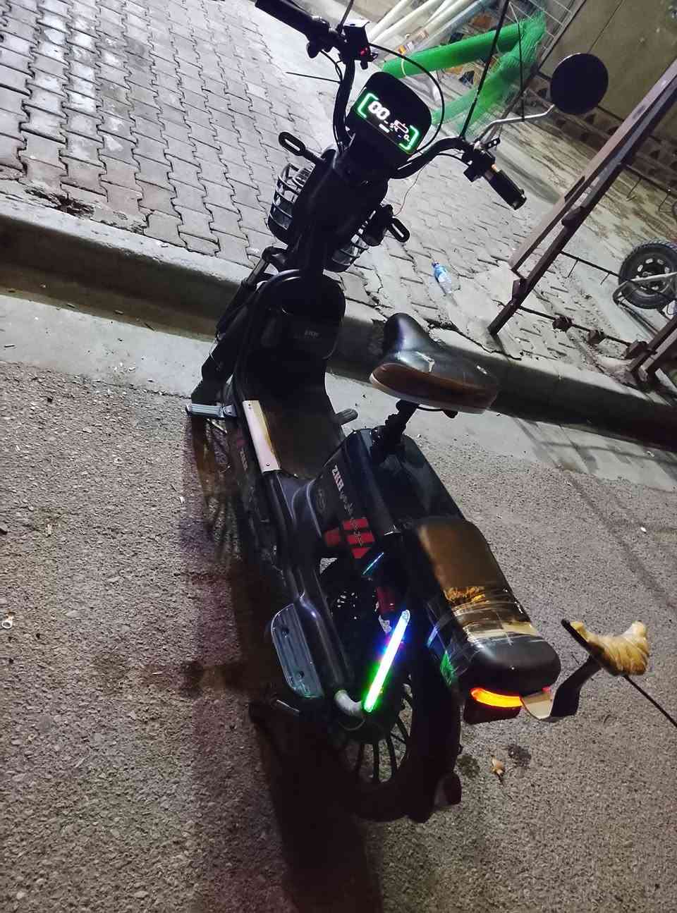 سلام عليكم دراجه شحن للبيع نضيف بطاريات جديده خمسه بطاريات دراج نضيفه رايده 300وبيه مجل للشراي للتواصل ***********او خاص
