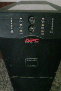 UPS 2200 type APC صناعه امريكيه بحاجه فقط إلى بطاريات عدد 2 لأنه متروك...