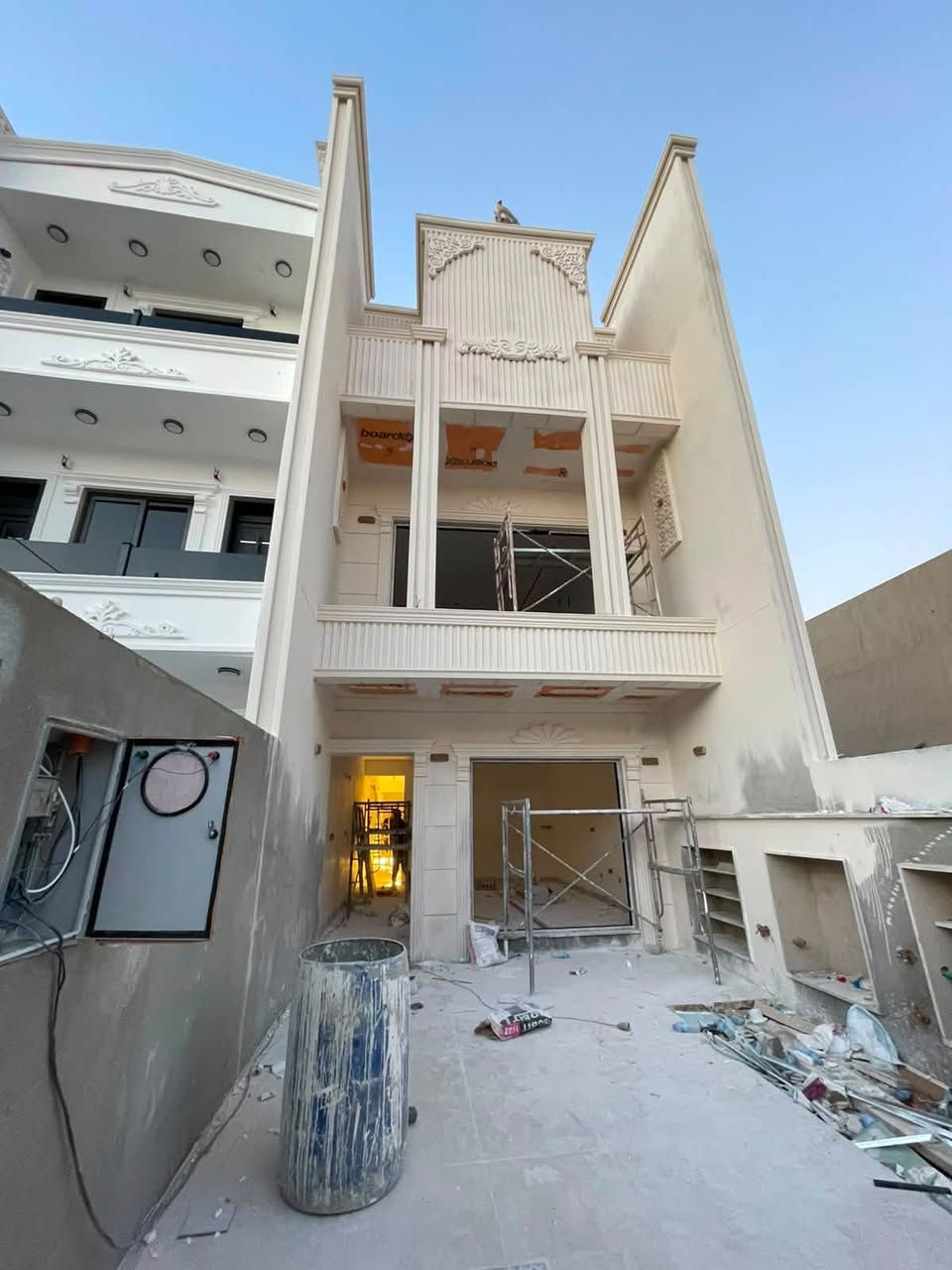 اسطه ديكورات الفوم الفلين الخارجي +صباغ شغل هندسي
***********
