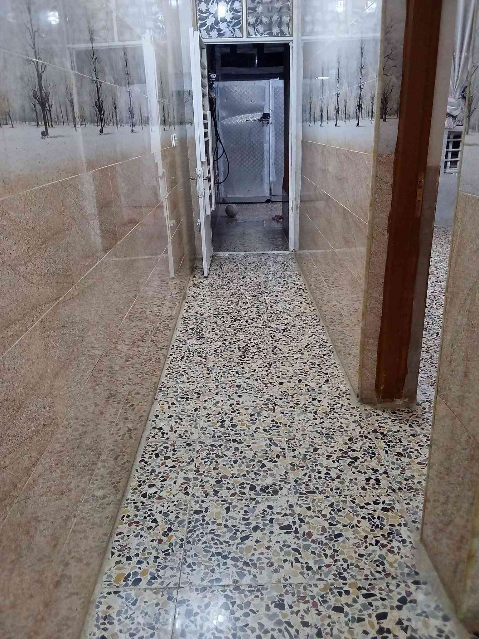 السلام عليكم.

بيت للبيع مساحه 100م .5×20 زراعي سند 25
قاط ونص . 
القاط الاول  ....يحتوي ع استقبال 6 متر .
ومطبخ وغرفة 5×4  .حمامات 2  ومنور ترك. طرمه 3 متر .

القاط الثاني يحتوي على غرفة 5×4  وحمام مشترك
بيت كامل وحديث بناء 2021

حي البساتين حي المصطفى قرب حسينيه محمد الجواد ع . شارع 10 متر تبليط  جميع الخدمات .
 متوفرة 
زراعي سند 25  
سعر 110 بي مجال 
***********

نص مكتوب في الصور:
- Alona