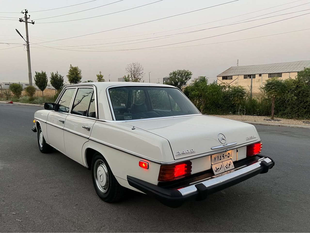 Mercedes Benz E240 D DIESEL 1974

موديل ١٩٧٤ مواصفات امريكي فول مواصفات 
دخول جديد تبريد سلايد قفل مركزي ستيرن پاور 
كشن جلد داخل نيلي 

ديزل محرك گير كل عل بيلاد برغي مامفتوح 
داخل و خارج سيارة كل عل بيلاد 

ماشي ٧٧٠٠٠كم 

مكان سيارة اربيل معرض هاشم للسيارات 

***********
*********** أربيل, العراق
