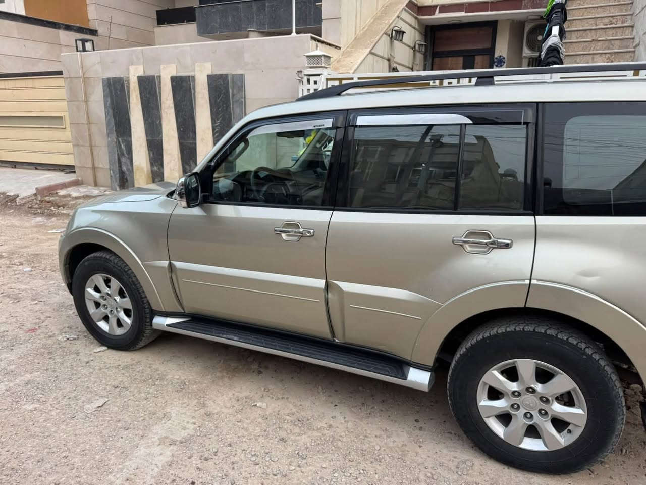 السلام عليكم باجيرو 2018 خليجي اربيل لون ذهبي بيها باب وجاملغ بيهن جراد قليل  السيارة نص فول سلايت تحكمات شاشة السياره جاهزه على آخر شي مكان السياره بغداد ترهم مراوس أو بيع سعر 155 / ***********
