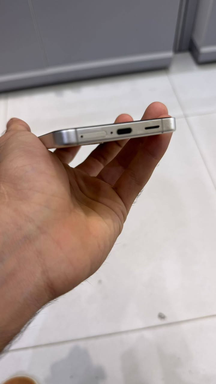 السلام عليكم 
Galaxy S24
كلكسي اس 24 الصغير 
شرق اوسط ضمان عين الفهد ملحقاتة كلها موجودة  خطين ذاكرة 128 مكفول من كلشي ماداخل تصليح ولا بي أي مشكلة فقط كسر بلضهر موضح بلصورة 
مكاني سماوة 
سعرة 450
*********** السماوا, المثنى
