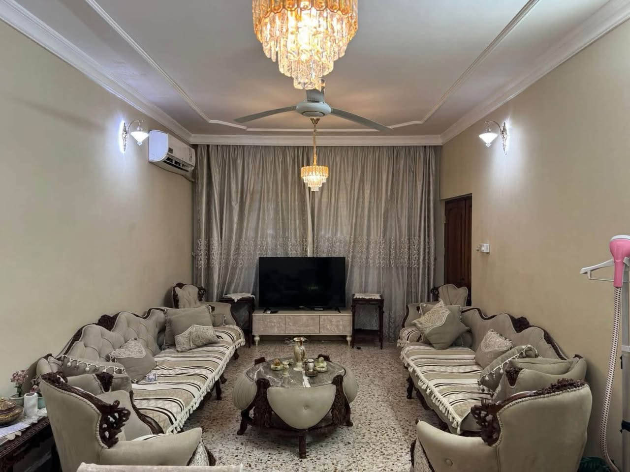 المنصور الداودي مربع جيلاتو دار اليجار  مساحته ١٥٠ متر واجهة ٧ ونص مدخلين يحتوي على ٤ نوم وصالة ومطبخ وخدمات ٢ وكراج السعر 1200$  مكتب القمة الذهبي للاستثمار العقاري***********
