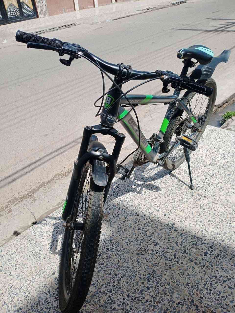 الماركة: Bicystar
• السستم: Shimano بالكامل (كير + بريكات + ناقل        -------حركة 7 سبيد V-Brake) دسكات بريك
 • حجم البايسكل: 26
 • التايرات: رياضي تايكر Tiger الأصلي – نقشة ناعمة
 • الويل: رياضي Zoom
 • نسبة النظافة: %95
 • البايسكل شبه جديد، استعمال قليل جدًا
 • جاهز للاستعمال بدون أي صرف
التواصل ***********
