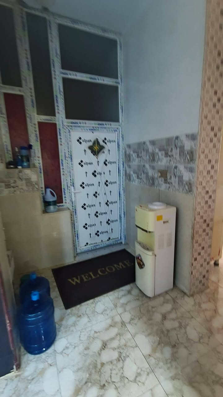 دار للبيع نزلة كوت الجديده نزلة البترومين
مساحه ٥٠٠ متر 
يتكون غرفتين وحده اسويت  طابق ارضي وصاله واسقبال وصحيات داخليه وخارجيه  معه محل كبير 
وطابق ثاني مشتمل غرفتين ومطبخ وصحيات 
بناء رفته سنة ٢٠٢١ 
شارع مجاري وسبيس يبعد عل شارع العام ٢٠٠ متر 
للاستفسار 
***********
