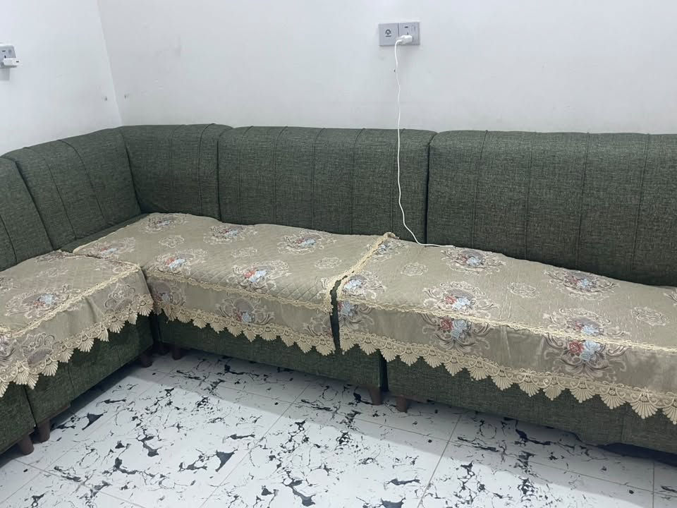 ديوان عشر مقاعد بي بس هذا ضرر موضح بصوره سعره ١٠٠قفل من الاخير
***********
