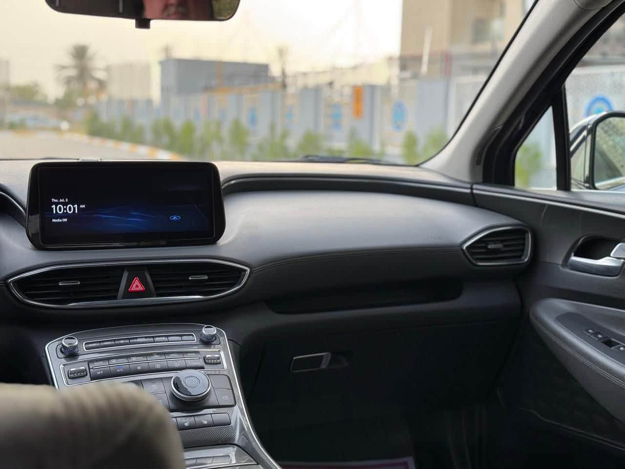 هيونداي سنتافي 2023 محرك2000
ماشية 60 الف ميل وارد امريكي حادثها فقط الي موضح بالصوره وجدا بسيط
رادارات امامية خلفية جانبيه 
5 راكب 
المواصفات:-
1- مفتاح ذكي بصمة + التشغيل عن بعد .
2- كير بنظام الازار المنفصلة الاصدار الجديد ( بيانو)
3- كير ماوس ثانوي لأوضاع القيادة :
 وضعيات للقيادة 
 eco - Smart - Sport Snow 
4- نظام HTRAC الحديث دفع رباعي
5- هاند بريك بصمة 
6 - Auto Hold  أوتو هولد
7- خاصية ISOFIX   ايزو فكس قفل الاطفال
8- نظام مانع الانزلاق
9 - نظام نزول المنحدرات.
10- نظام اطفاء المحرك (A) ذاتيا في الازدحامات لتوفير الوقود
11- شاشة تدعم Apple Car play و Android وبلوتوث مدمج والأوامر الصوتية
12- الشاشة الوسطية حجم كبير 12 انج مع دعم الملاحة بالخرائط GPS وبوصلة للاتجاهات
13- شاحن هاتف wireless
14-  مخارج شحن USB وتشغيل الميديا
15- منافذ للطاقة كهرباء 12فولت ومنفذ 110 فولت
16-  المرايا الجانبية قابلة للطي + نقطة عمياء + اشارات
17- مرايا جانبية بخاصية الترحيب والفتح عند الاقتراب والاضاءة في الضلام
18-  الصندوق كهربائي ذكي
19- حساسات ضغط الاطارات 
20- ميزة التوقف الذاتي للمركبة منعا للاصطدام عند القيادة او الرجوع
21-  المركبة تعيد نفسها للمسار الصحيح عند عدم الانتباه
22- 'لايت زينون رباعي العدسات بتقنية High Beam الانارة الذكية + LED  نهاري 
23-  بك لايت LED مميز مدعوم بتقنية ضد الضباب لاوضح رؤية للمركبة
كاميرا دوارة 3D تفاعلية متعددة الاوضاع
24- مرآة داخلية بخاصية التعتيم الذاتي 
25- سستم صوت سماعات محيطية مع دمام وتويترز 
26-  نظام القيادة الذاتي الذكي في الشوارع المخططة 
27- مثبت السرعة Cruise وميزة التباعد عن المركبات
28- خاصية المايك للسائق للتحدث مع الركاب في الخلف
29- حساس حراري بسقف السيارة بتحذير صوتي في حال نسيان الاطفال في المركبة
30-  قفل الابواب والنوافذ / خاصية عدم العبث للاطفال
31-القفل المركزي للابواب وعدم الفتح عند مرور مركبة بشكل قريب من السيارة 
32- ستيرنغ من الجلد حياكة مع تحكمات 
33-  شفتات رياضية بالمقود
34-   التبريد والتدفئة تحكم شاشة وتحكم يدوي ايضا
35-   التبريد امامي خلفي مناخ منفصل
36-  حساس لمس ابواب لفتح وغلق باب السائق والراكب
37-  ماسحات امامية حساس / تشغيل تلقائي وسرعة حسب غزارة المطر
38-  ماسحة خلفية حساس /  تشغيل تلقائي عند المطر
39-  اريل نفكيتر مدمج بتقنية التقاط بث الراديو HD
سعرها 180 ورقة وبيها مجال للاستفسار ***********
