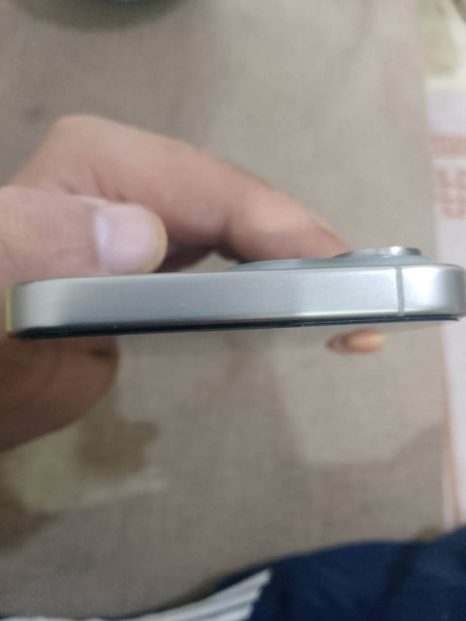 📱🔥 للبيع iPhone 15 Pro Max | 256GB

للبيع جهاز iPhone 15 Pro Max سعة 256GB، لون بلاتينيوم، الجهاز بحالة ممتازة جدًا من ناحية الاستخدام والنظافة، ومناسب للي يريد جهاز نظيف ومحافظ عليه بدون وجع رأس.

✨ حالة الجهاز:
• نظافة خارجية 100% 💯
• الجهاز ما مفتوح نهائيًا
• جميع القطع أصلية
• لا توجد أي رسائل أو تحذيرات خاصة بالقطع أو الصيانة
• الشاشة أصلية وتعمل بصورة طبيعية
• Face ID شغال بدون أي مشكلة 🔐
• True Tone شغال بصورة طبيعية
• جميع الكاميرات شغالة بالكامل 📸
• الجهاز يعمل بصورة طبيعية وما بيه مشاكل مخفية

🔋 البطارية: 77%
البطارية مذكورة بكل وضوح حتى يكون البيع على المكشوف وماكو أي معلومة مخفية عن المشتري.

📦 المرفقات:
• العلبة الأصلية موجودة ✅
• الكيبل موجود ✅

💎 الجهاز مناسب للي يهتم بالنظافة والحالة الأصلية، خصوصًا أن الجهاز ما مفتوح وجميع قطعه أصلية.

💰 السعر: 950,000 دينار عراقي
السعر قابل للتفاوض بحدود المعقول .

📌، والفحص حق المشتري بالكامل قبل إتمام البيع، والجهاز مطابق للوصف المذكور بالإعلان.

اللي يبحث عن جهاز نظيف وأصلي ومحافظ عليه، هذا الجهاز يستاهل المعاينة. 🤍📱
بصرة جمهوريه
***********
