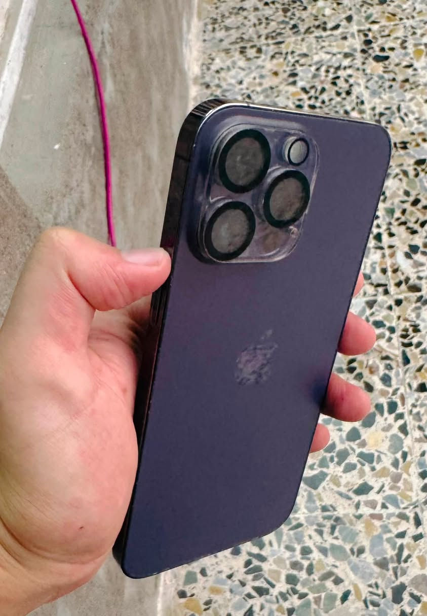 السلام عليكم 14 برو ماكس دبل شريحه ذاكره 256 جهاز نضيف بطارية 🔋 95  جهاز فقط مبدل شاشه اصلية بيع او مراوس ب الترا
