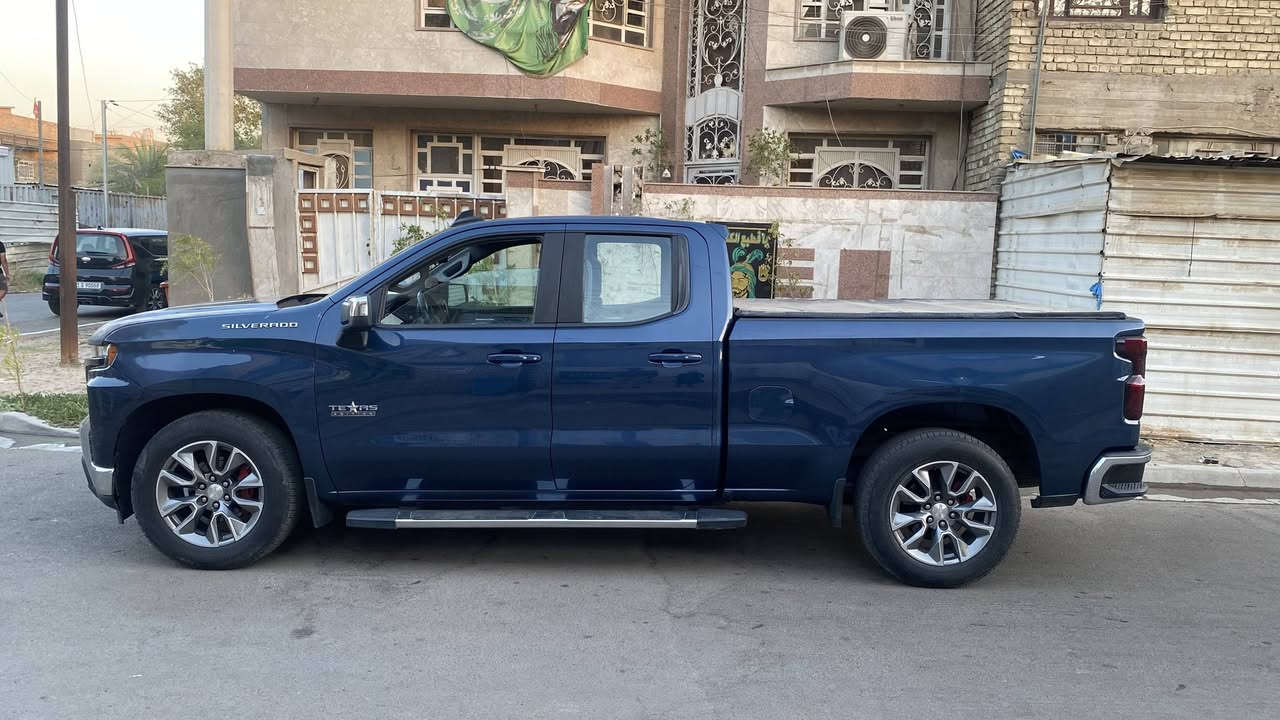 السلام عليكم 
شيفرليت سلفرادو
لون نيلي
موديل 2019 شكل 2021
بدي طويل 
محرك 5300 V8
ضررها شبر بالبنيد 
وبارد بالجاملغ الامامي 
رقم شمالي باسمي تحويل ثاني يوم 
المواصفات
-تشغيل واطفاء عن بعد 
-إنارة ترحيب
-صندوق خلفي كهرباء 
-كامرة خلفية
-حساس إطار
-شاشة تدعم ابل كار بلي واندرويد اوتو
-مثبت سرعة 
-تحكم ستيرن 
-كشنات تدفئة
-تبريد قطعتين 
-سايد بريك كهرباء 
-مانع انزلاق 

السعر 
230$

رقم الهاتف 
***********
