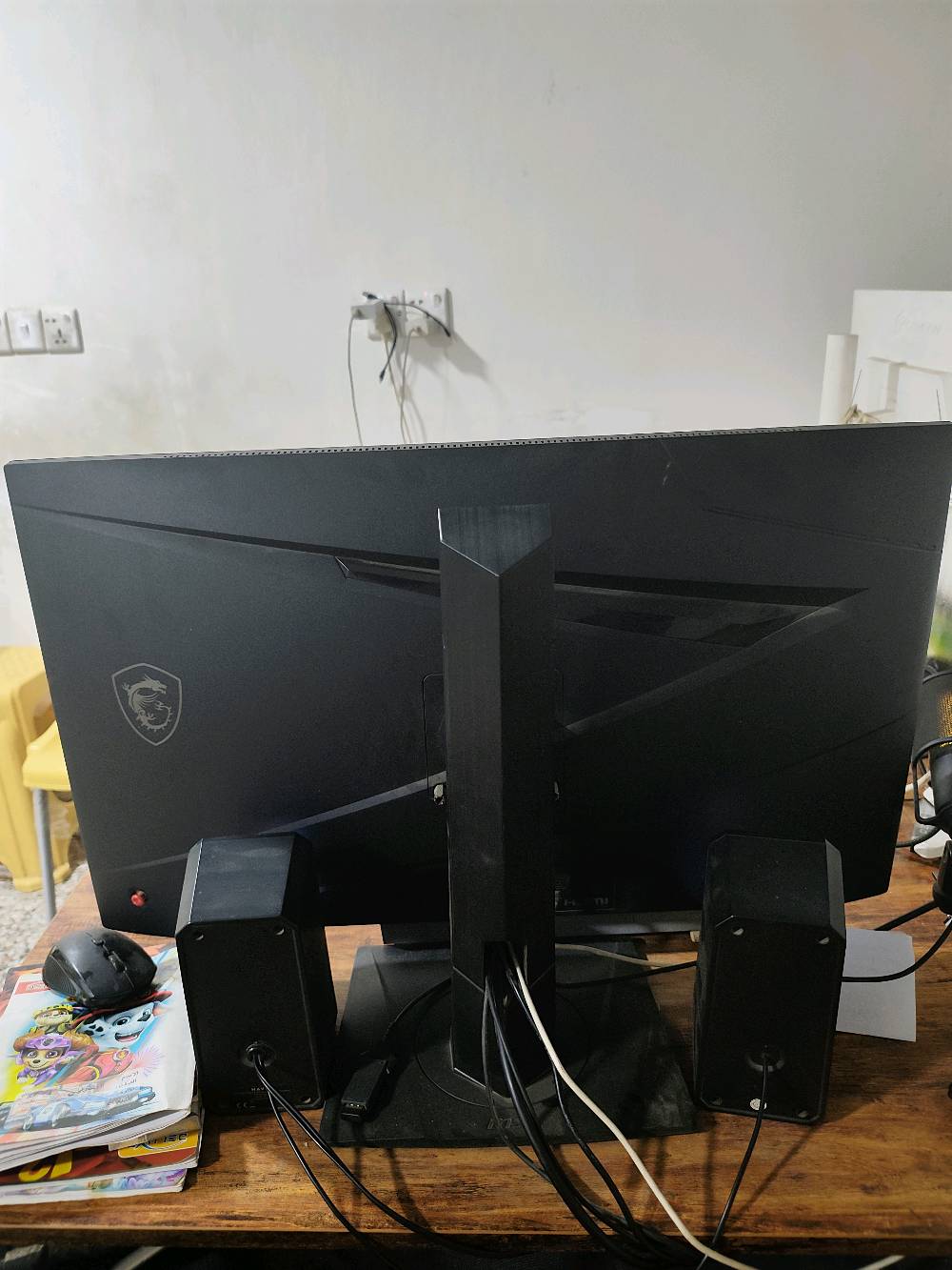 شاشة MSI G274QPX الحجم 27 /240HZ / دوران 360 درجه وتدعم HDR 1000 لون / شاشه نضيفه كلش الشراي يتواصل علئ الرقم ***********
الشاشة هاي شنو مكان التسلّم بالضبط؟ بأي محافظة/منطقة؟: 
بغداد
هل وياها كل الملحقات الأصلية موجودة: القاعدة، الكيبلات، الكارتون، والڤاتورة إذا متوفرة؟: 
فقط الكيبلات
بيها أي ملاحظة أو عطل مخفي مثل بكسلات ميّتة، شخطات، تهريب إضاءة، أو مشاكل بالألوان؟: 
لا يوجد فيها اي مشكله شاشه نضيفه جدا
شنو آخر سعر إلها؟ واذا أكو مجال للتوصيل أو الفحص قبل الشراء؟: 
لا يوجد توصيل وبيها مجال بسيط للشراي فقط
