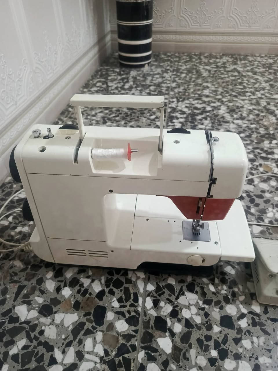 سلام عليكم 
مكينة خياطة العدد 2 وحدة شغالة بس تقطع خيط 
و ثانية شغالة بس يرادلهة مكوك و دواسة يعني بيهة نواقص 
السعر 150 بيه مجال 
مكاني بغداد أبو غريب 
بي وتساب ***********
