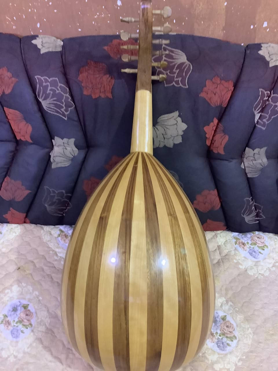 سلام عليكم من رخصت مدير الكروب عود صناعه الاسطه عبد الامير الفظل الوجه سيدار ولضهر جوز وزان خالي من اي ضرر او تصليح صوت جدا جميل اوتار اول دوزان سنه الصنع 2022مكاني بصره رقم الوات ساب ***********. السعر ٦٠٠الف
