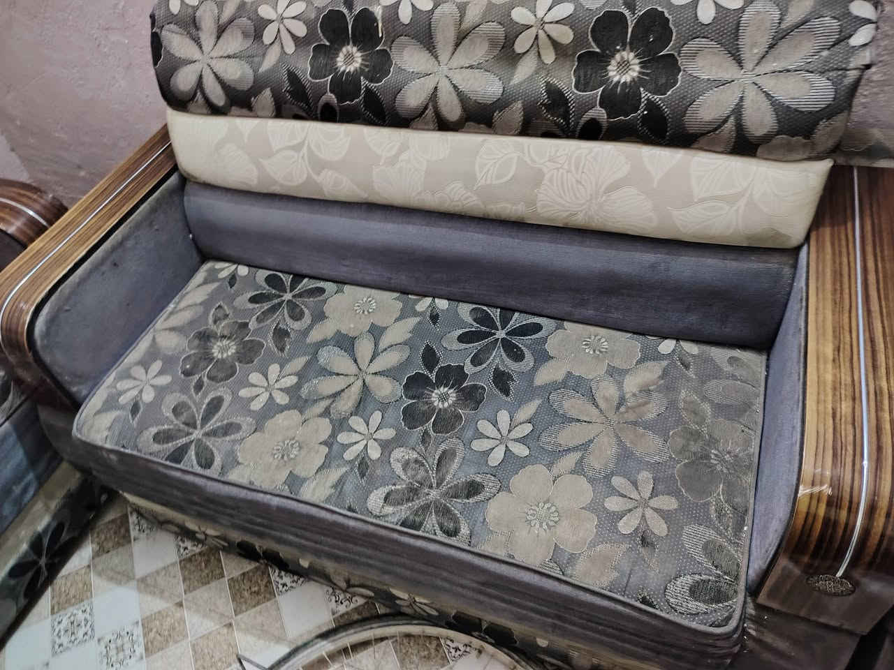 سلام عليكم تخم البيع خمس قطع

عوزه بس تلبيسه  وجه وقوي كلش 
رقمي***********
