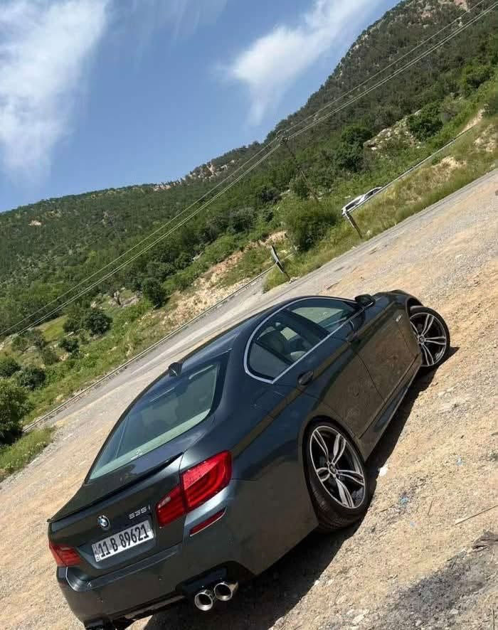 🚘 للبيع BMW F10 535i M Sport – موديل 2012

🔹 محرك 6 سلندر تيربو N55 – 3.0L
🔹 قوة 300 حصان
🔹 قير أوتوماتيك 8 سرعات
🔹 ممشى 94 ألف كيلو متر  
🔹 داخلية جلد
🔹 فتحة سقف
🔹 شاشة ونظام تحكم iDrive
🔹 تحكم ستيرن
🔹 تحكم كهربائي بالمقاعد
🔹 حساسات أمامية وخلفية
🔹 كاميرا خلفية
🔹 مثبت سرعة
🔹 تحكم بالمقود
🔹 تكييف أوتوماتيك
🔹 جنوط M Sport 
🔹 تشغيل بصمة
🔹 مكفوله من الضربه بي اربع مكانات بارد وبي دي ار فقط 
🔹 السيارة رقم بغداد وباسمي
🔹 وارد خليجي
🔹 السيارة نظيفة جدًا وممشاها قليل بالنسبة لعمرها
السياره من الداخل والخارج جدآ نضيفه 
💰 السعر: 198 ورقة وبيها مجال 
***********
