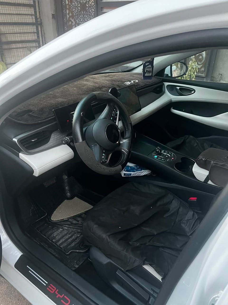 السلام عليكم 
BYD للبيع السياره مواصفاتها معروفه مو فول السياره خير من الله تبريدها بعز صيف ثلج السياره مكفوله من كلشي  الي يحب يستفسر *********** السعر 19/200
