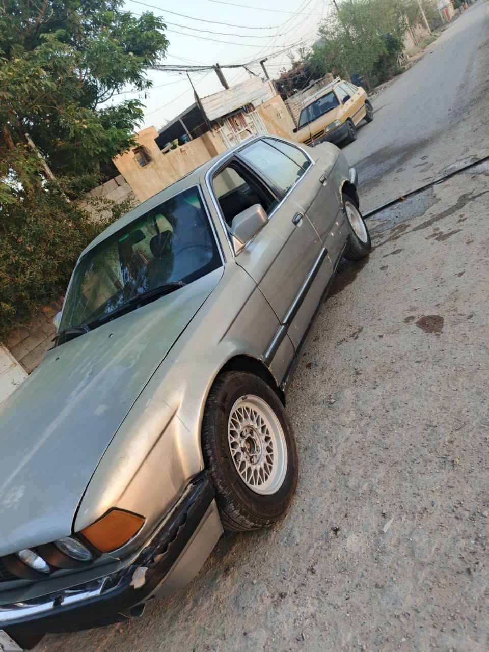 السلام عليكم اخوان، BMW حجم 735i 
موديل 88 
رقمها بغداد 
گير ومكينة مكفول وين ماتريد تاخذها وتطلع 
كهربائيات مكفولة 
تبريدها واكف صارله موسمين 
السيارة حلوة تستاهل تعمير 
سعرها 27$ وبيها مجال 
للاستفسار ***********+واتساب
