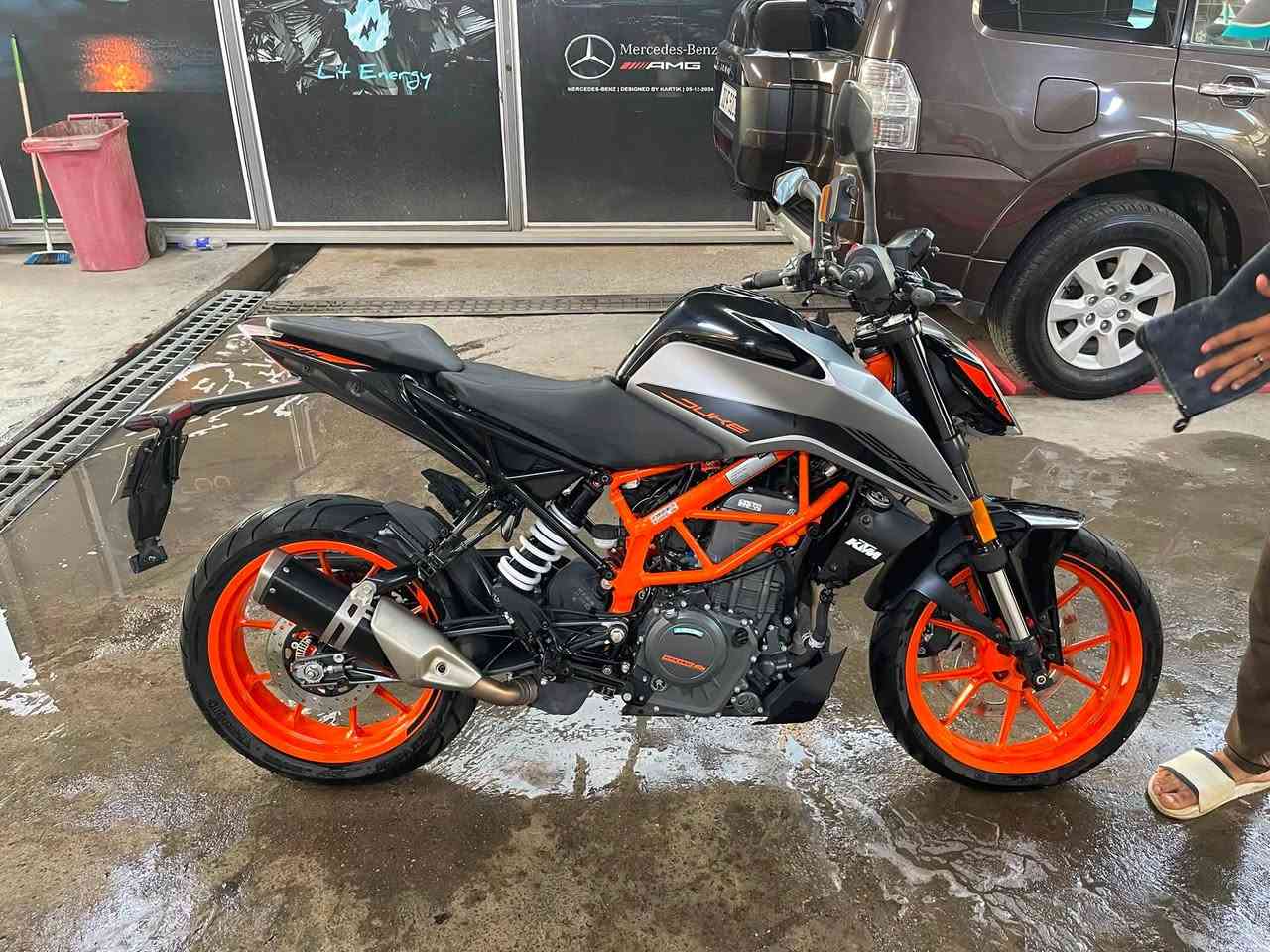 اللهم صلي على محمد وال محمد 
السلام عليكم 

KTM DUKE 390CC 2022  
ABS أمامي وخلفي 
Traction control 
Quick shifter 
الممشى : 11 ألف كيلو متر 
الصناعة : أوروبية نمساوية 
ناقل الحركة : تسلسلي من 6 غيارات 
نظام التبريد : سائل تبريد
نظام الوقود : حقن وقود إلكتروني ( نوزل ) 
إضاءة : LED 
شاشة العرض : TFT ملونة بالكامل 
سعة خزان الوقود : 13 لتر تقريباً 
سنوية ورقم بغداد مميز + الدراجة مكفولة كفالة عامة محرك وگير وكهربائيات وعقول 
هدية خوذة intense أصلية + فلتر شوتة + فلتر بانزين 
السعر الكلي : 4.250.000  
الرقم : *********** متواجد واتساب واتصال
