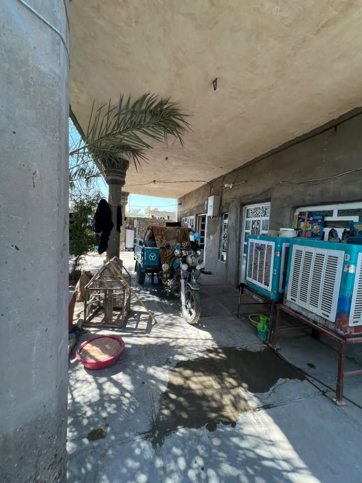 بيت للبيع بحي سكينه مساحه 275 كامل من كلشي 
مضيف وهول وغرفتين ومطبخ وحمامات داخلي وخارجي 
سقف صب السعر خاص او الاتصال على***********
