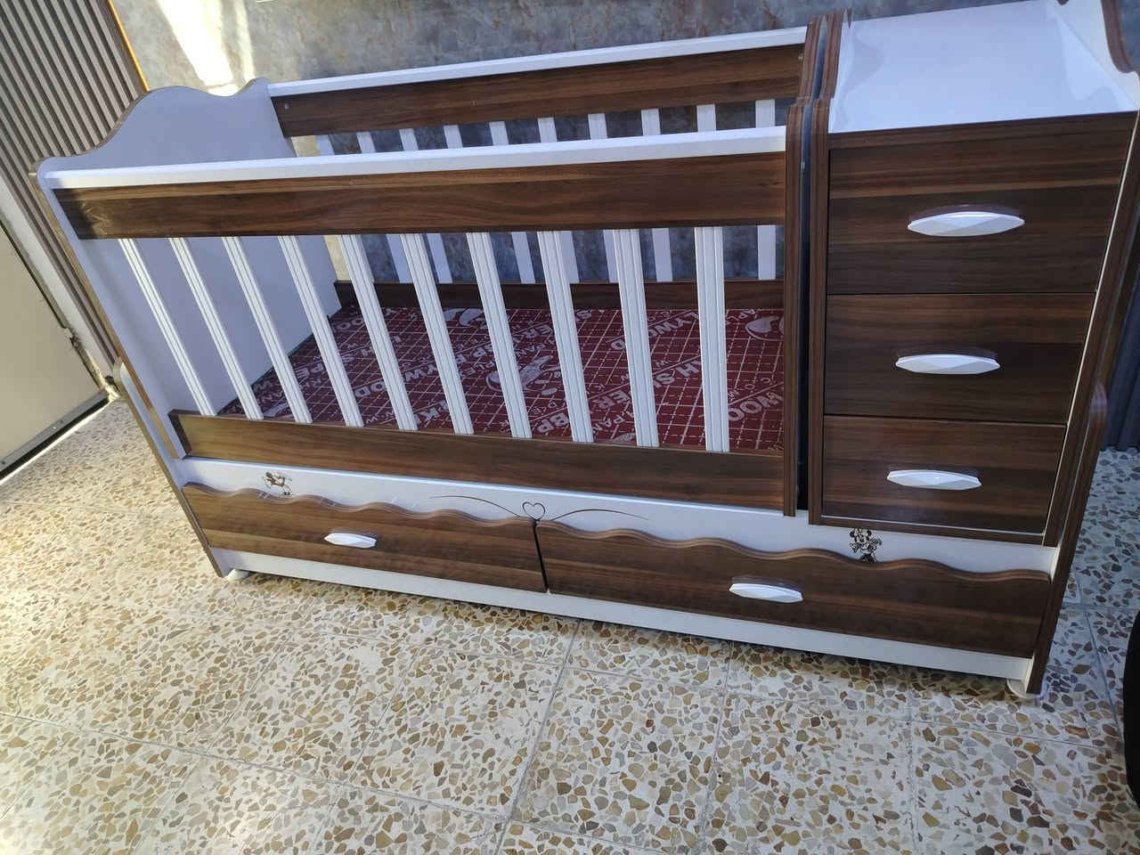يتوفر سرير للبيع شرط نظافه فول عنوان موصل التواصل ***********
