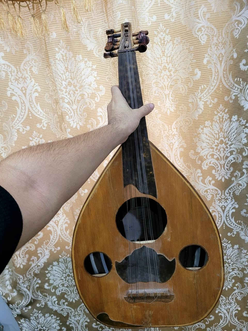 للبيع عود نجم عبود سنه صنع ١٩٩٦
يحتاج اوتار بس سعر ٢٢٥ شراي تصال ***********
