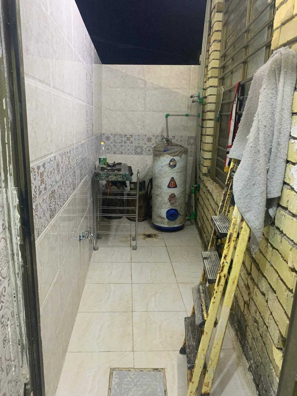 الدار البيع المساحه ١٠٠متر مربع الواجه7 والنزال١٥ السريدات الجديده المربع الثالث شارع منصور طابق وآحد يحتاجله بيتونه وستاره الرقم ***********
