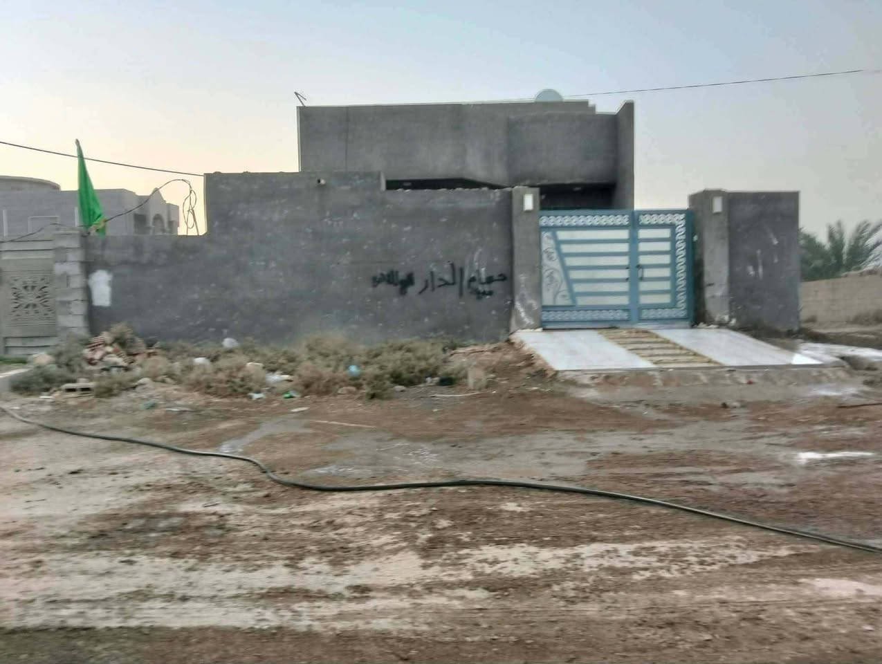 السلام عليكم بيت للبيع المساحه 200مترالموقع مقابل حي الزهراء مباشر لستفسار الاتصال على الرقم ***********
