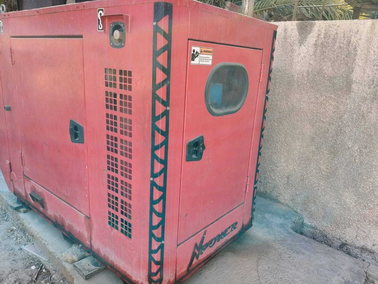 السلام عليكم
مولدة بيركنز 3 بستم 13KV مستعملة 
مشتغلة 11000 ساعة ما مبدل بيه اي شي الكتم 90% كما في الصور شغالة سعرها 30 ورقة وبيه مجال
التواصل على الواتساب 
***********
