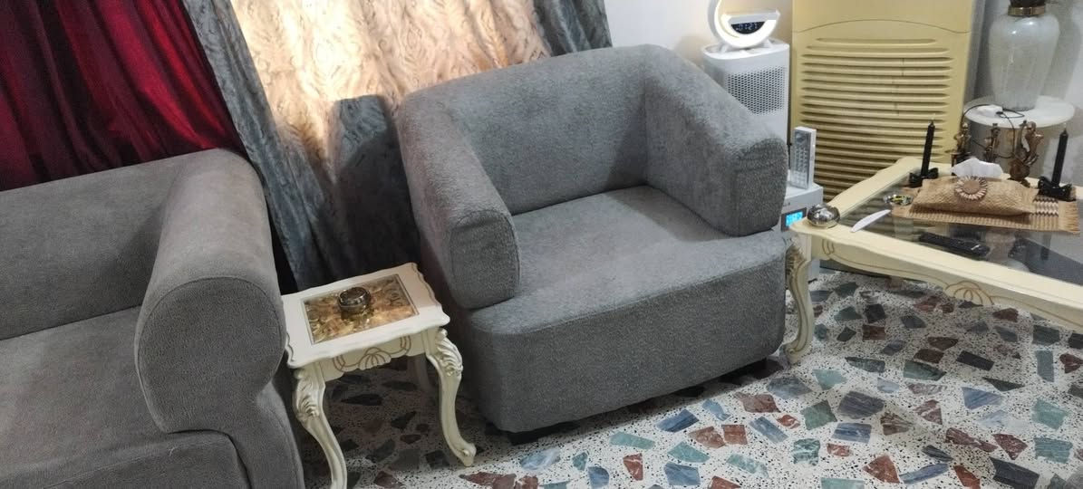السلام عليكم من رخصت الادمن تخم تركي نظيف جدآ السعر ٥٠٠ العنوان بغداد المدائن رقم ***********
