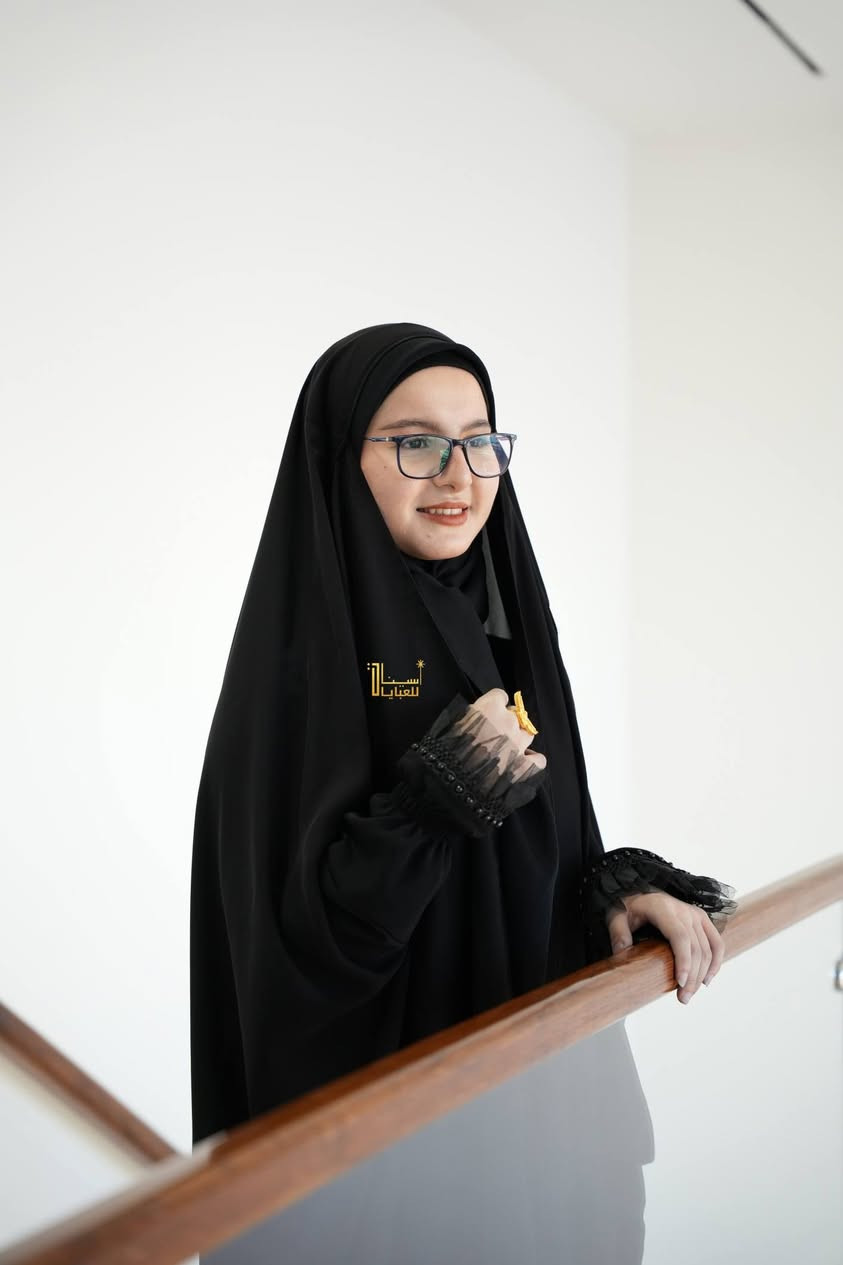 (﷽) 
عرض لمده ثلاثه ايام 
 موديلات جديدة السعر اقل حتى من سعر الجمله
عباية_قماش_جرجيت 100% الحجر الاسود الله شاهد لون اسود فحم وخامايه خشنه لان القماش جرجيت  مخيطة شغل ولون وخامه درجة أولى  المعمل خاص بينه والعباية منشتريها تطلع من عدنه خصيصاً لذلك اسعارنه رخيصة
خياطة مضبوطة 100% بأرقى المكائن ماكو اي عيب بيها ..متسلت اي خيط لأن جرجيت   يعني تگعدين وتگومين وتتحركين  براحتج مراح تتأثر بشي 👍🏻
لون اسود قاتم  تخلين العباية بصف الملابس اللي لونها اسود وتشوفين الفرق بعينج + متكشف الملابس اللي تحتها  ولا تلتسق عالملابس.. عباية متوسطة الوزن لا خفيفه ولا ثقيلة
الموديلات متوفرة بسحاب مخفي  وكذلك بدون سحاب فجتين (خبان) 
القياس حسب الطول والوزن

سعر العباية 28 ألف مع التوصيل
للتواصل مراسلة الصفحة
او تواصل واتساب
***********
*********** 

ملاحضه *   العباية توصل ألج مثل ما انتي طالبتها مغلفه بشكل مرتب..اذا اكو اي شي مختلف وطلع مو مثل الصورة والخامه ماعجبتج واذا القياس مو صحيح يرجع الطلب مع المندوب
