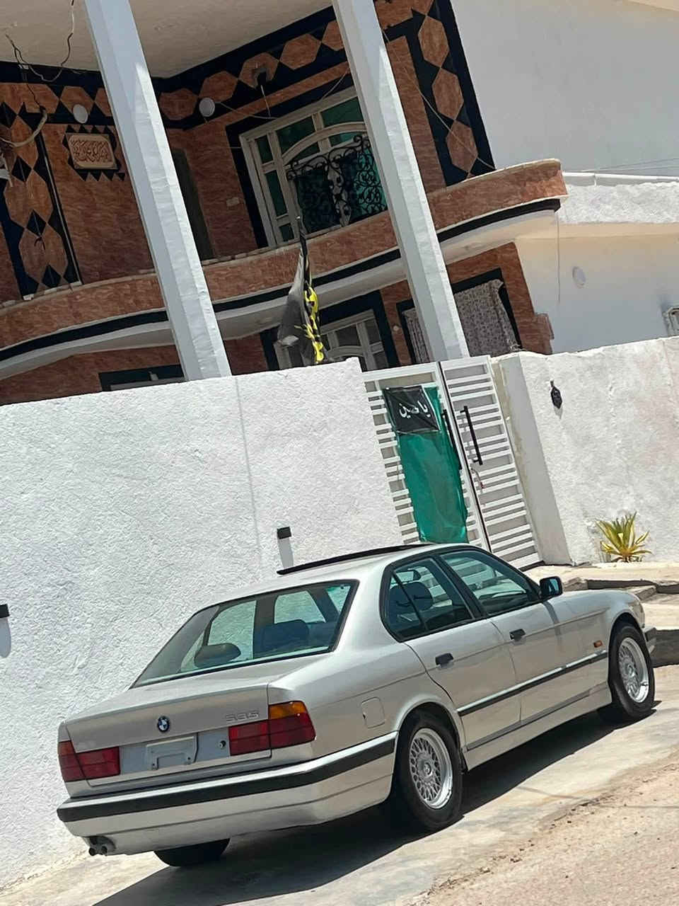 السلام عليكم  BMW
للبيع موديل 92حجم 35
سياره جاهزه كير صدر 
حداديه تبريد شغال 
داخل جلد جديد بلادي 
فتحه اسلايت 5 ويل خليه 
تخم تاير جديد بجم عريض 
رقم بغداد 
مكان السياره المسيب 
السعر 68 وبيها مجال 
***********
