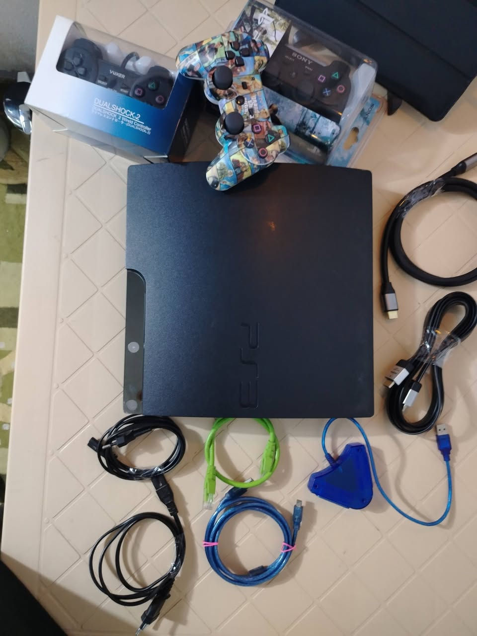 للبيع بلايستيشن 3 سليم (PS3 Slim) نظيف جداً معدل كاستم دائم + فول ملحقات
​💻 
جهاز بلايستيشن 3 سليم بحالة ممتازة ونظيفة جداً، مصان داخلياً حرارة مستقرة ومبدل له معجون حراري نوعية MX_4 .
​🌟 مميزات خرافية بالجهاز:
​تحويل الشاشة لسمارت: الجهاز بيه تطبيق يوتيوب شغال وتقدر تتصل بالنت وتتفرج براحتك بدون ما تحتاج شاشة سمارت.
​بدون خوف من الباند: تتصل بالنت وتتصفح وتشوف يوتيوب براحتك وبأمان.
​تنزيل ألعاب مباشرة (PKG): يحتوي على متجر أونلاين بيه أكثر من 5000 لعبة تقدر تنزلها مباشرة بدون حساب سوني وبدون أي تكلفة واير تصل بنت مباشر سرعة تنزيل .
​🛠️ مواصفات النظام:
​الموديل: CECH-2003A (أقوى وأفضل موديل بالسليم).
​النظام: معدل كاستم دائم CFW Evilnat (مو HEN).
​الهارد: 160 غيغا مليان ألعاب جاهزة.
​📦 الملحقات المرفقة بالتجميعة:
​3 يدات (يدة  PS3 أصلية بباكيتها + يدة PS2 سلكية جديدة مع محولها الخاص من ps2 الى ps3 + يدة إضافية ps3 ).
​كيبل HDMI سوني الأصلي (2 متر) + كيبل HDMI إضافي.
​كيبل شبكة (LAN) + كيبلات الشحن والكهرباء.
​موزع منافذ USB Hub (4 Ports).
​💰 السعر: 135,000 دينار عراقي (قابل للتفاوض البسيط للشراي).
📞 مكان التواجد [بابل/هاشميه]
 رقم واتساب ***********
