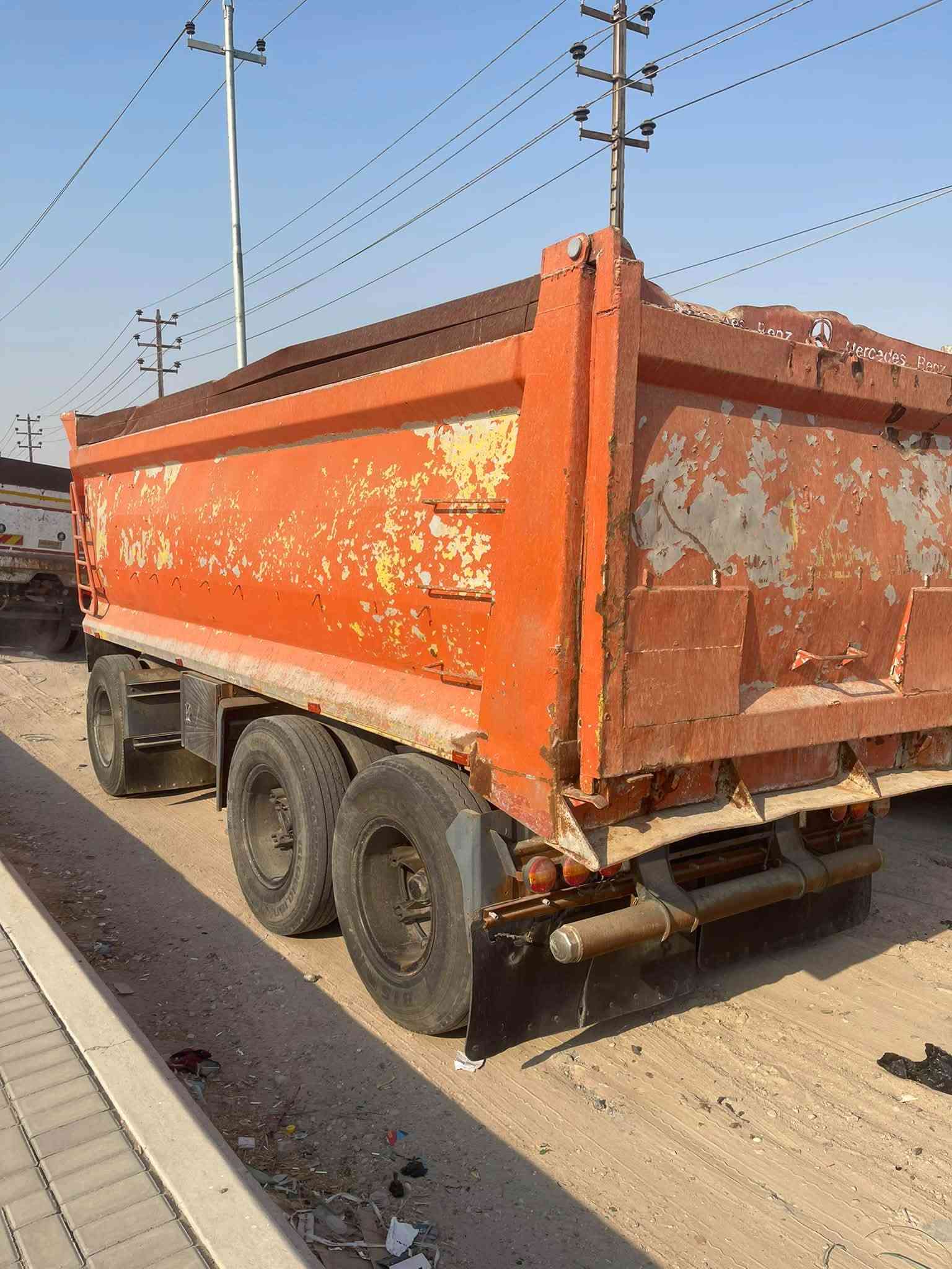 للبيع مقطوره دناكير 14 وزنها 7 طن السعر 80$ مكاني البصره الزبير معرض المجتبى ***********
