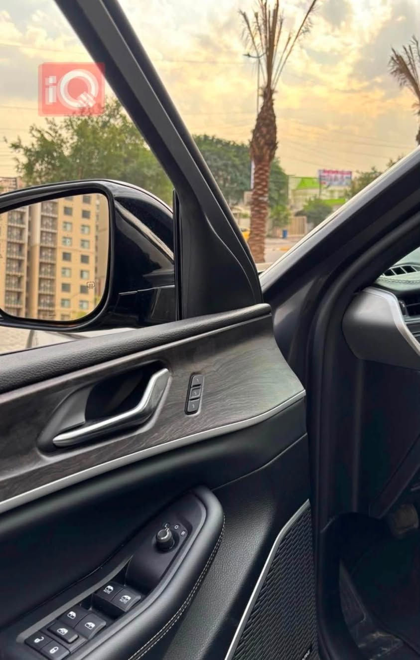 جيب ( هايبرد )
موديل : 2024 
ماشية : 26 الف ميل
المواصفات 
بانوراما 
بصمة 
بصمة ابواب 
تشغيل عن بعد 
تحكم ستيرن جهتين 
كروز سرعة 
شفتات ستيرن 
شاشة ديجيتال 
كاميرا 
رادارات 
قيادة ذاتية 
تحديد مسار 
توقف ذاتي 
صندوك كهرباء 
 قطعتين تبريد 
كشنات كهرباء 2 
كشنات تدفئه 
ذاكرة خزن ميموري 
ويل كب كروم 
 شاحن موبايل 
لايت زنون 
بلوجكتور لد 
لد امامي 
حساسات 
فور ويل 4x4 
المكينة 4 سلند  
 (2000 توربو + هايبرد + شحن ) 
(رقم بغداد الجديد مشروع وطني بأسمي )
ملاحظة: السيارة وارد امريكا ( كلين تايتل فقط كلير بلجاملغ الخلفي وبعد مااجتي السيارة وشغلتها طلع بيها كازكيت تم العمل في شركة هارلم ) وهذا رقم الشاصي 1c4rjyb68r8520563
السيارة جدا تضيفة وتبديل الدهن فقط عند الشركة 
السعر المطلوب للسيارة ٣٤٠$ وبيها مجال 
للتواصل ***********
