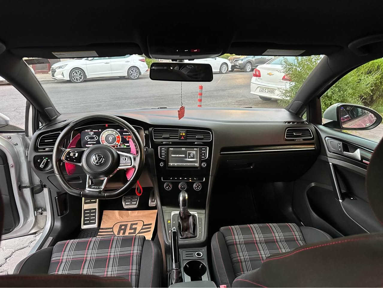 كولف 2017 gti 
ماشية ٩٠ كيلو بدون ايربك ٣قطع صبغ 
شاشة الكتروني 
لايتات وبك لايت 7.5
كشن بربري 
شاشة وكامرة 
3 كير 
3 مود 
تحكم استيرن 
سيدي جنجر 
تبرين قطعتين 
مري هيتر 
ثلاجة 
شفتات بالسكان
كير محرك بلادي ومكفول 
سنوية منتهية
مكان السياره اربيل عينكاوه
سعر 128
***********
*********** أربيل, العراق
