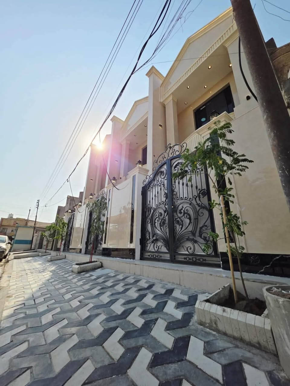 #للبيع زيرو غير مسكون
السعر مناسب جداً 

مساحة الدار  100 م 
الدار يحتوي على 4 غرف
صالة كبيرة 6 متر 
مطبخ كبير 6 متر 
غرف نوم عدد 4
 كراج 3 متر 
رصيف 2.5
حي الجهاد ضباط الشهداء
 شارع عريض 12م 
 حمامات عدد 2 
منور عدد 2

بيتونه وسطح أمامي وسطح خلفي
للتواصل والاستفسار الاتصال

 أو واتساب على الرقم ***********
متوفر واتساب
