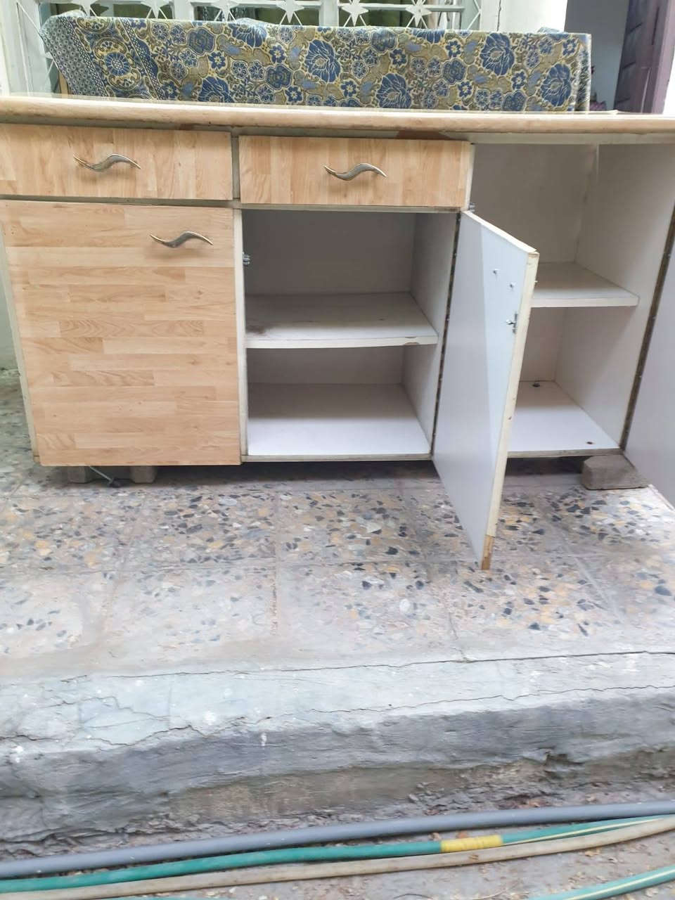سلام عليكم كاونتر خشب HDF  قطعتين مستعمل  بس يحتاج تبديل رجلين السعر 40 الف عنوان بغداد كاظمية
الاستفسار فقط وتساب ***********
