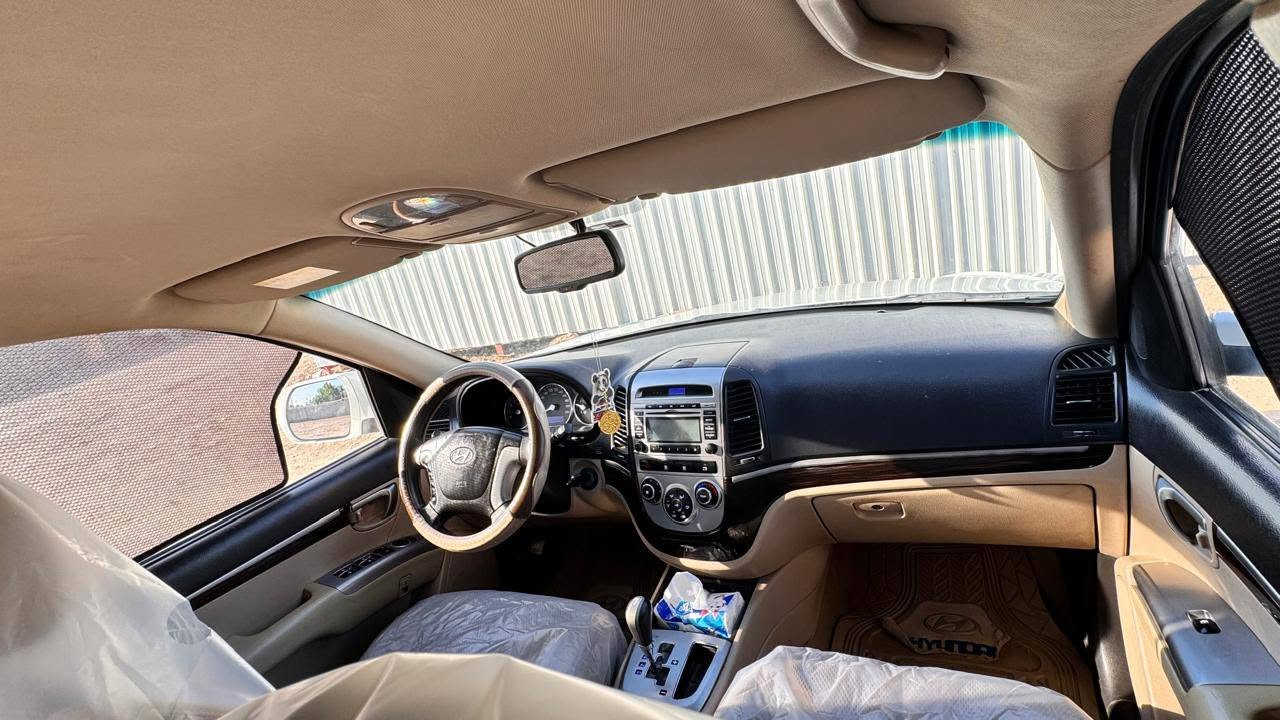 سنتافي 2012
لون ابيض سبعه راكب 
محرك v6   3.5 L
4×4 فور ويل 
3 قطع تبريد 
داخل عسلي 
تخم تاير عنكبوت 
كشنات تحكم كهربائي 
سياره نضيفه دواخل كلش حلوه 
بيها ملاحضات بسيطه في الكشر 
رقم بغداد بسمي تحويل مباشر 
للستفسار التصال على  👇 

***********
*********** 

مكاني بغداد
