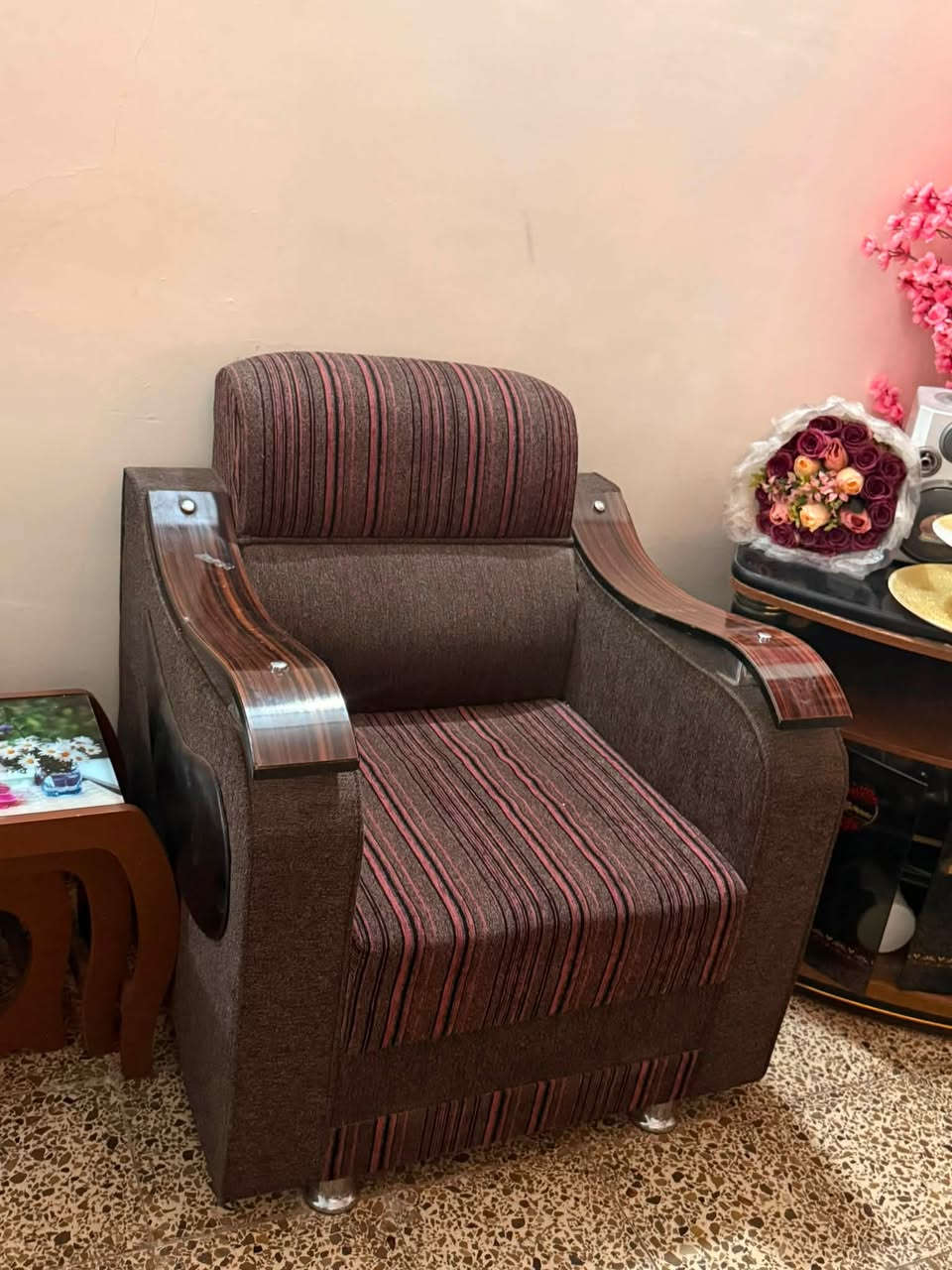 هذا الطخم للبيع نضيف ومابي شي هو والميزين معانو نريدهم ب  300 مال عشر نفرات
***********

