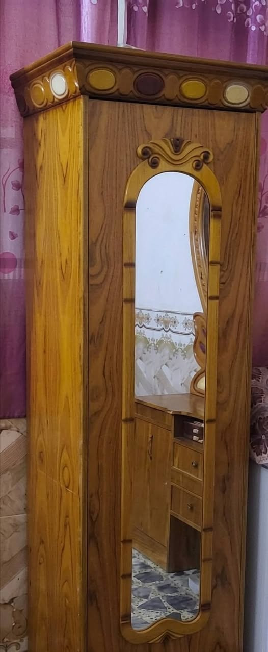 السلام عليكم غرفة نوم للبيع السعر 400  بيها مجال شي بسيط مابيها اي ضرر العنوان الدورة البوعيثة 
*********** واتساب
