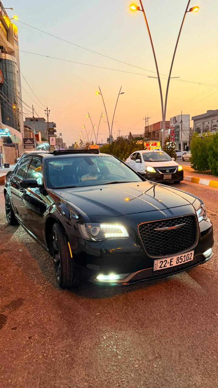 Chrysler 300S Gold 2017
السيارة كلين
• المحرك: V6 سعة 3.6 لتر
• القوة: 300 حصان
• ناقل الحركة: أوتوماتيكي 8 سرعات
• الجنوط: 20 إنش رياضية
• السقف: بانوراما 
• المقاعد: جلد رياضي مع تدفئة
• نظام الترفيه: شاشة Uconnect مع Bluetooth وApple CarPlay/Android Auto 
• الإضاءة: LED نهارية ومصابيح أمامية بتصميم رياضي
• اللون: أسود لامع  السعر 235 مجال بسيط يرهم مراوس الاستفسار اتصل *********** مكان السياره موصل سياره جاهزه استخدام شخصي
