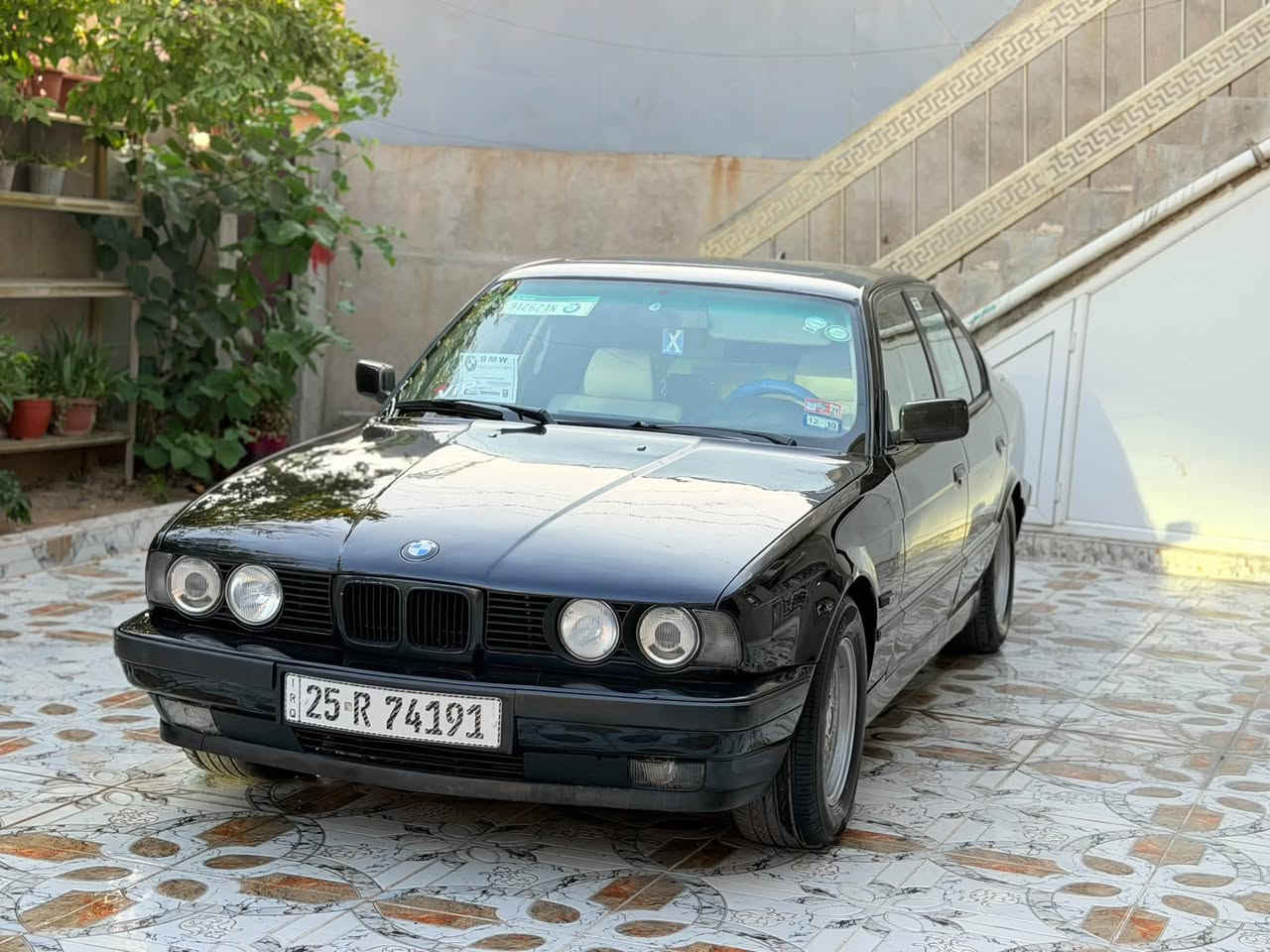 #السلام_عليكم 
  BMW 525 مسكر 
موديل 92
لون اسود ملكي
              ꧁مواصفات꧂
«رقم كركوك مشروع وطني
«هزه جديد
«سلايت طكتين 
«داخل ابيض
«كير اوتماتيك 
«نظام سبورت
«تبريد تدفئه
«قفل مركزي
«دبل ايرپاك
«الكشنات الاماميه تدفئه
«اربع جامات كهرباء
«بيها بلوتوث وي اس بي
«السياره باسمي 
«تخم تايرات جدد
» اول صبغه اله سياره بدون 
حادث ولا جطل
» صدر امامي خلفي شرط 
» سياره جاهزة اي نقص مابيه 
» سياره كروز سرعه شغل 
» حجر بيئه موجود بيه
مكان السيارة كركوك 
الاستفسار الاتصال ع الرقم***********
