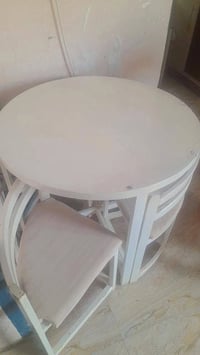 ميز طعام • ٤ كراسي • نضيف